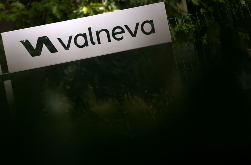 &copy; Reuters. Valneva chutait en Bourse de plus de 35% lundi après la résiliation par le gouvernement britannique d'un contrat de 1,4 milliard d'euros portant sur la fourniture par la biotech française de vaccins contre le COVID-19. /Photo prise le 13 septembre/REUT