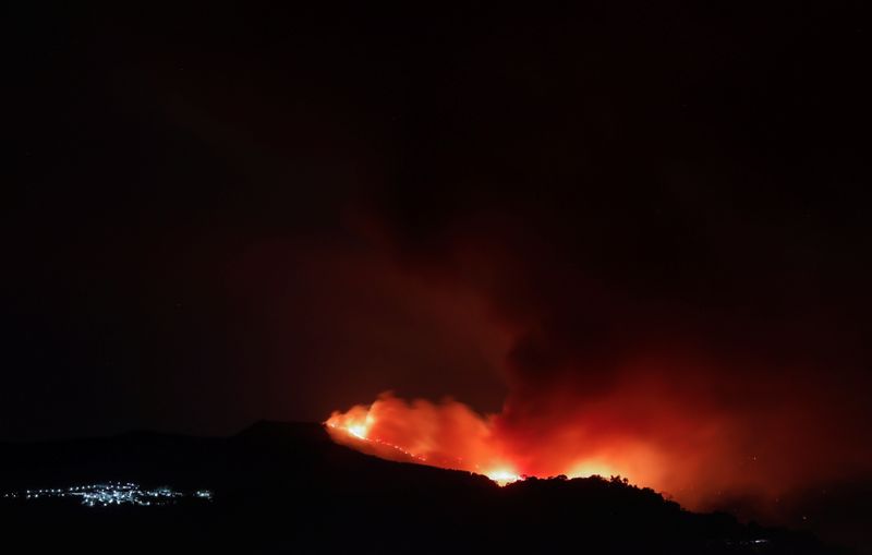 &copy; Reuters. Un incendio forestal se ve desde un balcón cerca del pueblo de Pujerra, que fue evacuado, en Cartajima, cerca de Estepona, España, 12 de septiembre de 2021. REUTERS/Jon Nazca