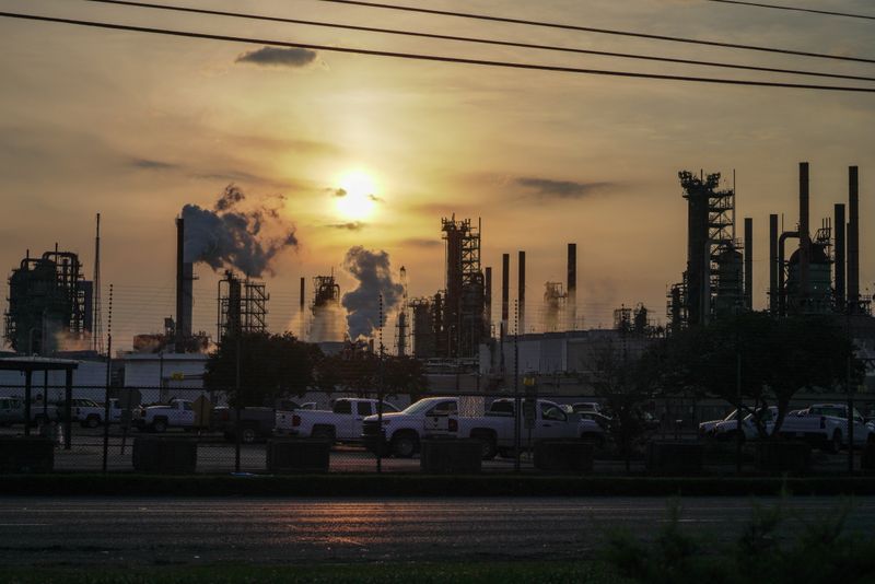 &copy; Reuters. 米エネルギー省は、政府歳入の確保に向け、国内石油会社８社に戦略石油備蓄（ＳＰＲ）を合計２０００万バレル売却することで合意したと発表した。ルイジアナ州で５月撮影（２０２１年