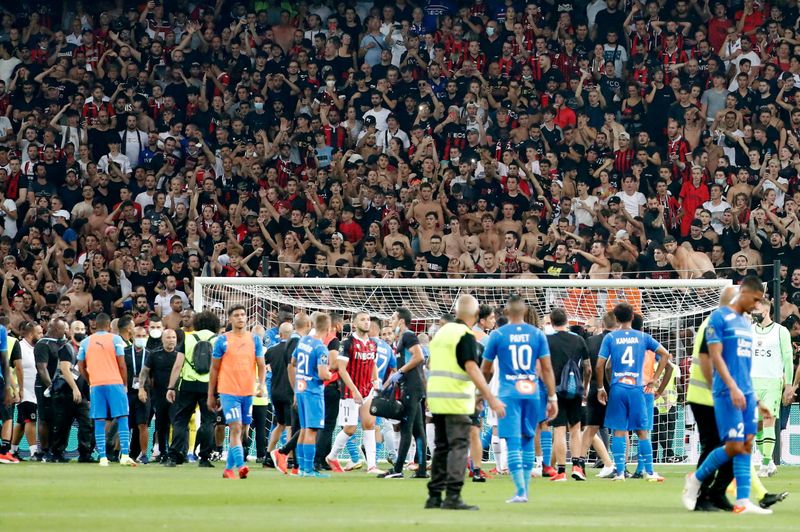 &copy; Reuters. مشهد عام لتوقف مباراة نيس ومرسيليا بدوري الدرجة الأولى الفرنسي لكرة القدم بسبب الشغب في نيس يوم 22 أغسطس اب 2021. تصوير: رويترز
