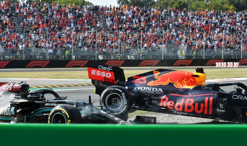 &copy; Reuters. Mercedes de Lewis Hamilton após ser atingida pela Red Bull de Max Verstappen durante Grande Prêmio da Itália de Fórmula 1
12/09/2021 REUTERS/Jennifer Lorenzini