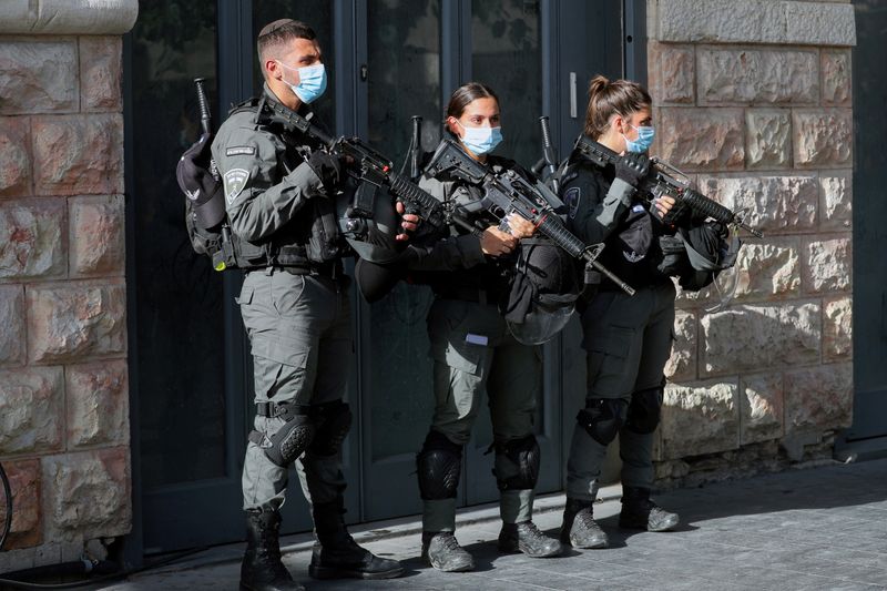 &copy; Reuters. أفراد من قوات الأمن الإسرائيلية بالقرب من موقع حادث طعن في القدس يوم الاثنين. تصوير: عمار عوض - رويترز. 
