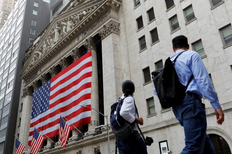 © Reuters. FILE PHOTO: People walk by the New York Stock Exchange (NYSE) in Manhattan, New York City, U.S., August 9, 2021. REUTERS/Andrew Kelly