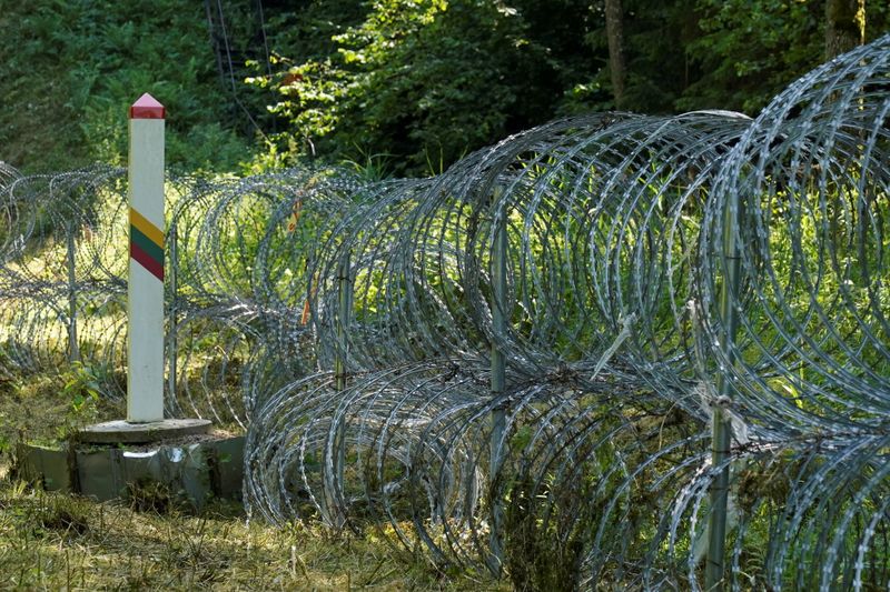 &copy; Reuters. La Lituanie va commencer à ériger avant la fin du mois de septembre le premier tronçon d'une clôture de sécurité sur la frontière qui la sépare de la Biélorussie afin de juguler l'afflux d'exilés, a annoncé lundi le gouvernement de Vilnius. /Ph