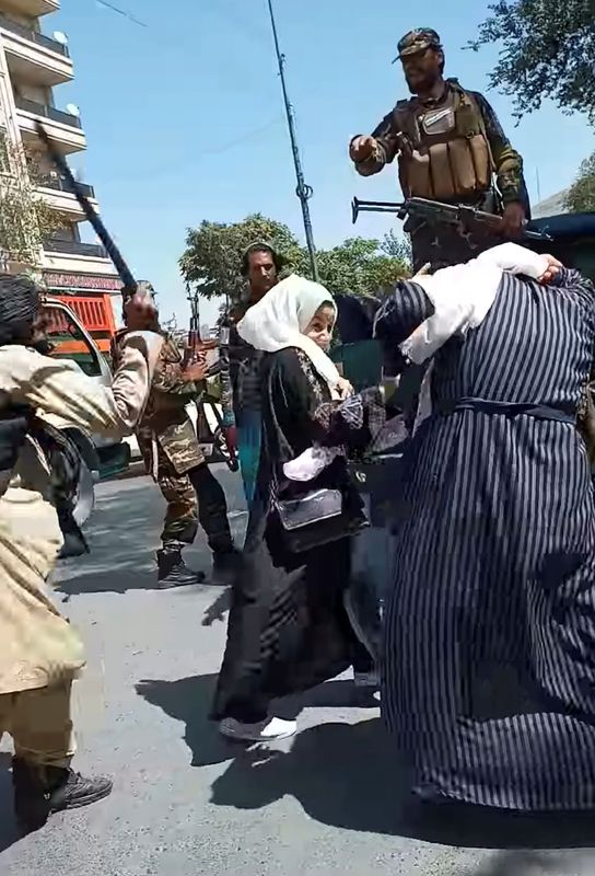 &copy; Reuters. Soldado do Taliban agride mulheres protestando em Cabul, em foto obtida de vídeo gravado em 8 de setembro de 2021