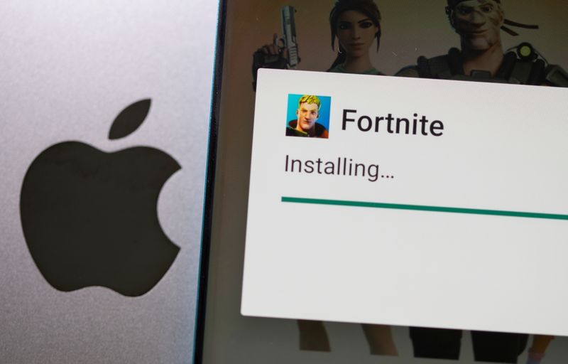 &copy; Reuters. Imagem de instalação do app de games Fortnite ao lado do logotipo da Apple. 2/5/2021. REUTERS/Dado Ruvic