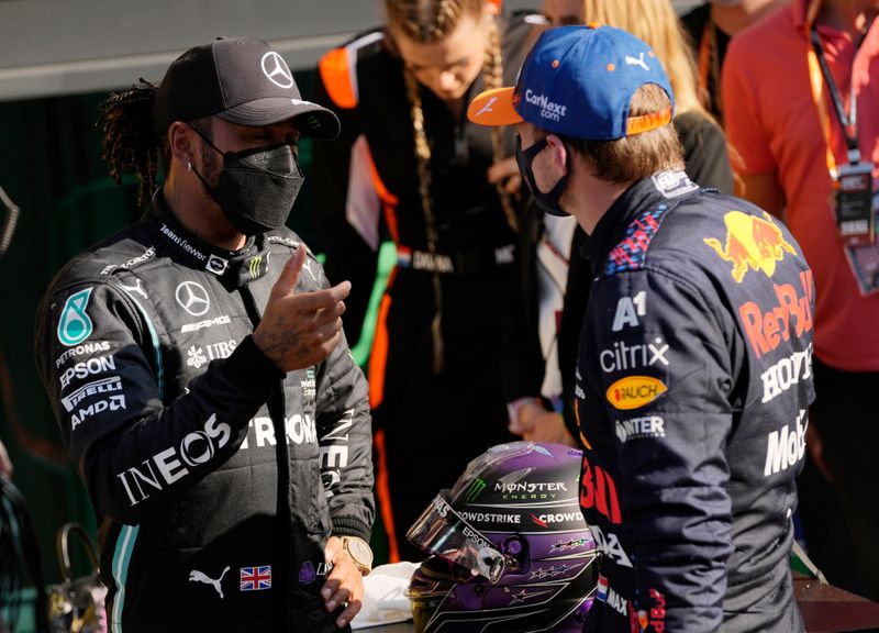 &copy; Reuters. Max Verstappen conversa com Lewis Hamilton após vencer Grande Prêmio da Holanda de Fórmula 1
05/09/2021 Pool via REUTERS/Francisco Seco