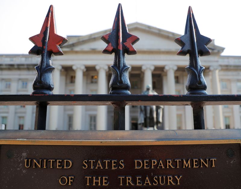 &copy; Reuters. Foto de archivo. Cartel en el Departamento del Tesoro de los Estados Unidos, en Washington. 6 de agosto de 2018. REUTERS/Brian Snyder.