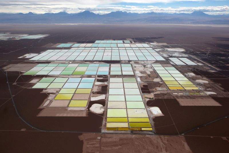 &copy; Reuters. OTO DE ARCHIVO: Vista aérea de las piscinas de salmuera y las zonas de procesamiento de la mina de litio de SQM en el salar de Atacama, en el desierto de Atacama, en el norte de Chile.
Ene 10, 2013.REUTERS/Ivan Alvarado/ 
