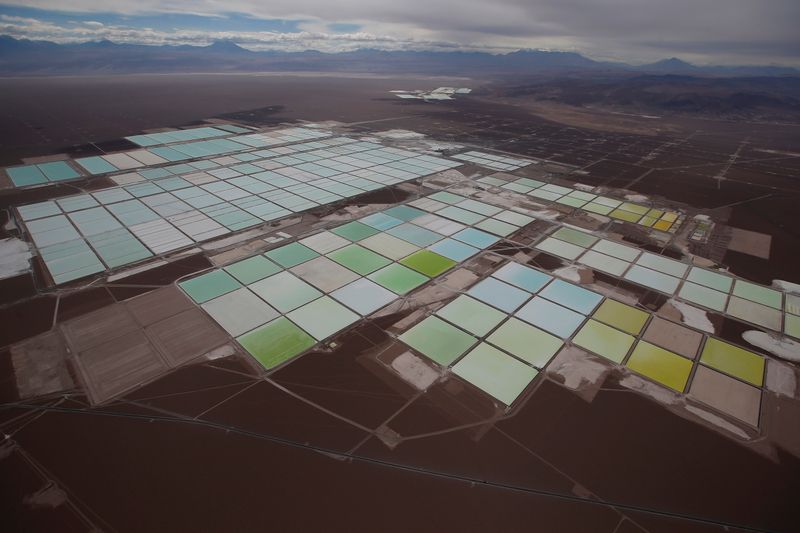 &copy; Reuters. Foto de archivo de vista aérea de faenas de SQM en el Salar de Atacama, Chile. Enero, 2013. REUTERS/Ivan Alvarado