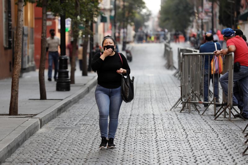 &copy; Reuters. امرأة تضع كمامة للوقاية من فيروس كورونا في مكسيكو سيتي بصورة من أرشيف رويترز.