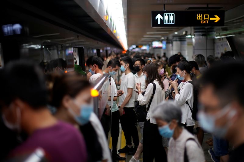 &copy; Reuters. 　９月１４日、中国の保健当局は南東部の福建省で、新型コロナウイルスの新規国内感染例が２倍以上に増加したと明らかにした。上海で先月５日撮影（２０２１年　ロイター／Aly Song）