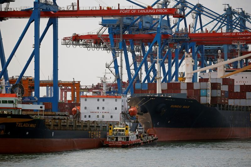 &copy; Reuters. FILE PHOTO: A tug boat is seen docking at Tanjung Priok Port in Jakarta, Indonesia, January 11, 2021. Picture taken January 11, 2021. REUTERS/Willy Kurniawan