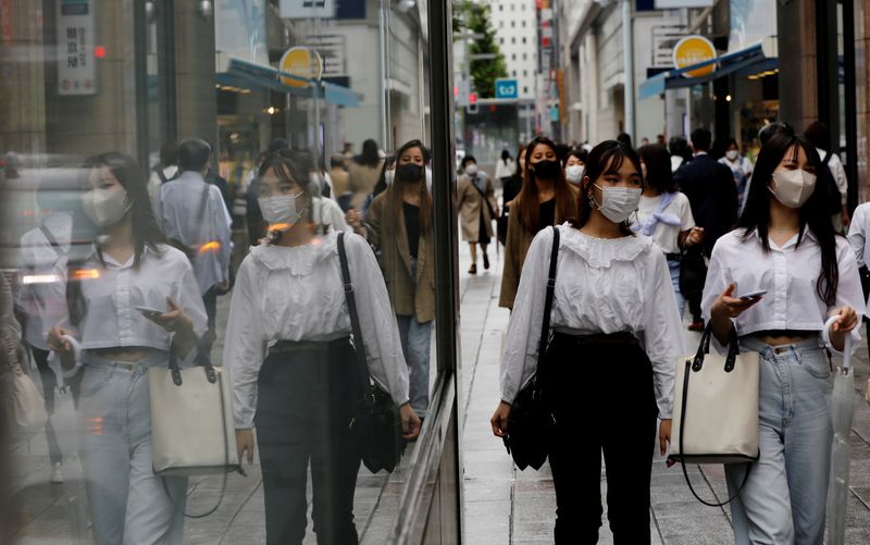 &copy; Reuters. FILE PHOTO: People wearing protective masks, amid the coronavirus disease (COVID-19) outbreak, make their way at a shopping district in Tokyo, Japan, September 9, 2021.   REUTERS/Kim Kyung-Hoon/File Photo