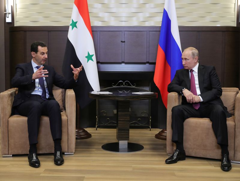 &copy; Reuters. الرئيس الروسي فلاديمير بوتين خلال اجتماع مع نظيره السوري بشار الأسد في سوتشي بصورة من أرشيف رويترز.