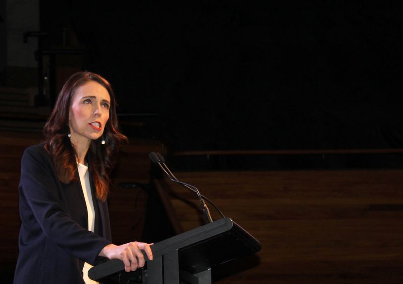 &copy; Reuters. 　９月１４日、ニュージーランド（ＮＺ）のアーダーン首相（写真）は、新型コロナウイルスの感染を封じ込めるため、早期のワクチン接種を国民に呼び掛けた。写真はウェリントンで昨年