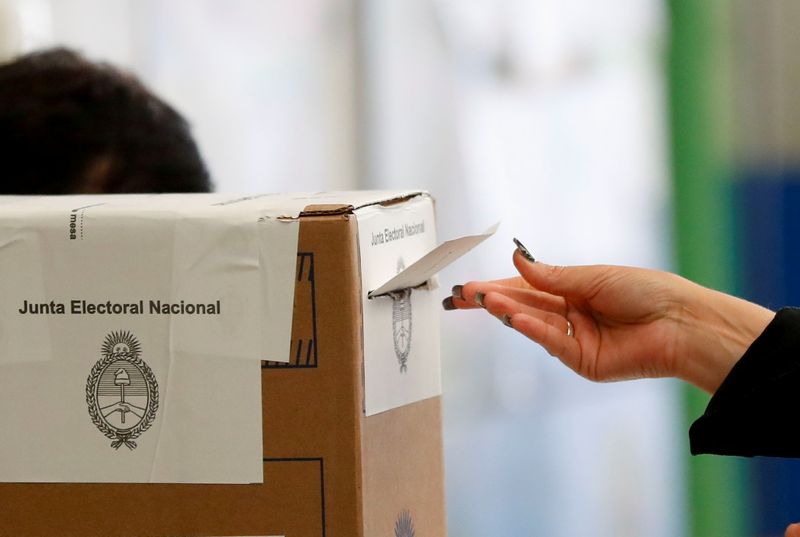 &copy; Reuters. FOTO DE ARCHIVO-Una mujer deposita su voto en un colegio electoral durante las elecciones legislativas primarias, en Buenos Aires, Argentina. 12 de septiembre de 2021. REUTERS/Agustín Marcarian 