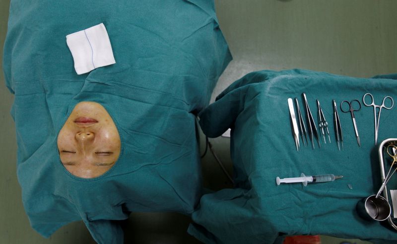 &copy; Reuters. FOTO DE ARCHIVO: Una paciente espera a que comience su llamada "cirugía de doble párpado", que añade un pliegue a los párpados para que los ojos parezcan más grandes, en una clínica de cirugía plástica de Shanghai, 4 de noviembre de 2007. REUTERS/