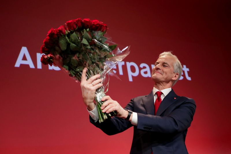 © Reuters. Norway's Labor Party leader Jonas Gahr Stoere holds a bouquet of red roses at the Labor Party's election vigil at the People's House during parliamentary elections in Oslo, Norway September 13, 2021. Javad Parsa/NTB via REUTERS  