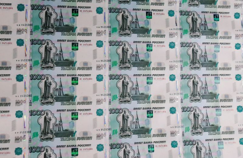 © Reuters. A sheet of 1000 Russian Rouble notes at Goznak printing factory in Moscow, Russia July 11, 2019. REUTERS/Maxim Shemetov