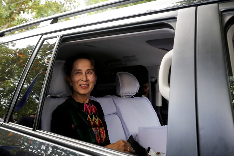 &copy; Reuters. أونج سان سو تشي زعيمة ميانمار في يانجون بصورة من أرشيف رويترز.