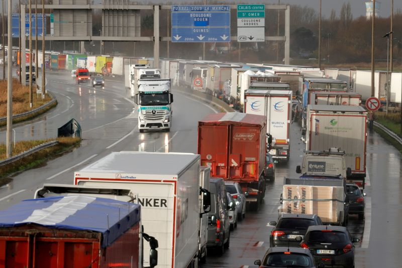 &copy; Reuters. Camion in coda sull'autostrada A16 per entrare nel tunnel della Manica a Calais, nel nord della Francia, 17 dicembre 2020. REUTERS/Pascal Rossignol 
