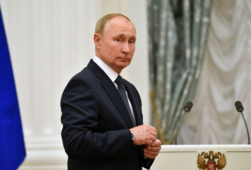 &copy; Reuters. Le président russe Vladimir Poutine va se placer à l'isolement après la découverte de cas d'infections par le coronavirus dans son entourage, bien que le Kremlin a assuré mardi qu'il était "en parfaite santé" et n'avait pas été contaminé. /Photo