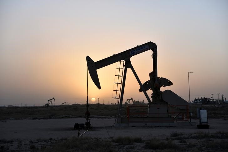 &copy; Reuters. ９月１４日、国際エネルギー機関（ＩＥＡ）は、世界の石油需要が４カ月ぶりに増加するとの見通しを示した。写真は２０１９年２月、米テキサス州ミッドランドで撮影したポンプジャック