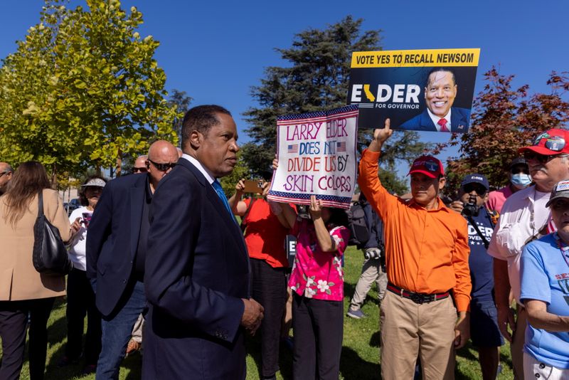 &copy; Reuters. FILE PHOTO: Gubernatorial recall candidate Larry Elder campaigns in the recall election of governor Gavin Newsom in Monterey Park, California, U.S., September 13, 2021.  REUTERS/Mike Blake