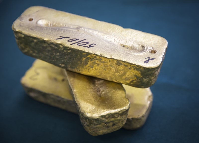 &copy; Reuters. Imagen de archivo de lingotes de oro en la factoría de extracción minera Altyntau en Kokshetau, Kazajistán
