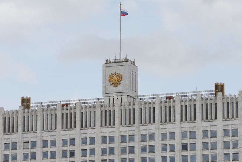 &copy; Reuters. Una bandera nacional ondea sobre la Casa Blanca rusa, sede del Gobierno federal, en Moscú, Rusia, 22 de abril de 2016. REUTERS/Maxim Zmeyev