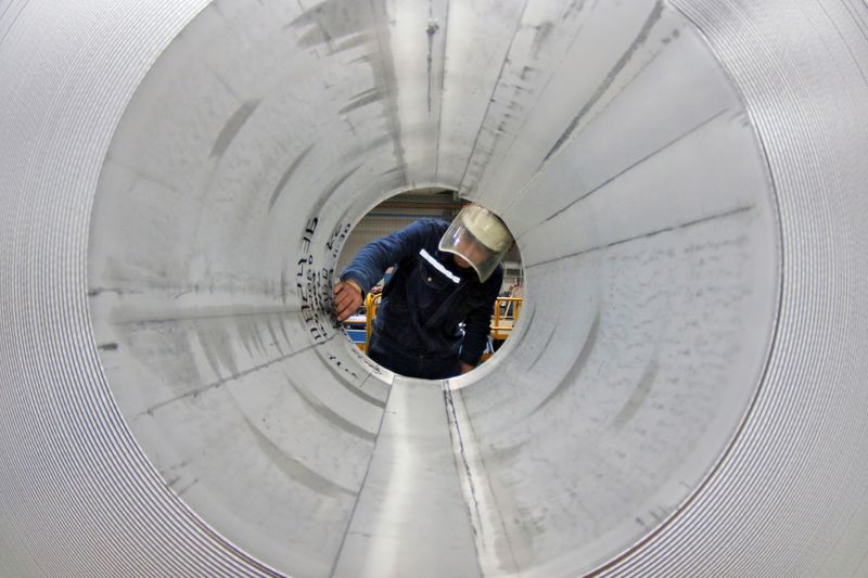 &copy; Reuters. Imagen de archivo de un empleado trabajando en la línea de producción de rollos de aluminio en una fábrica en Zouping, provincia de Shandong, China. 23 de noviembre, 2019. REUTERS/Stringer/Archivo