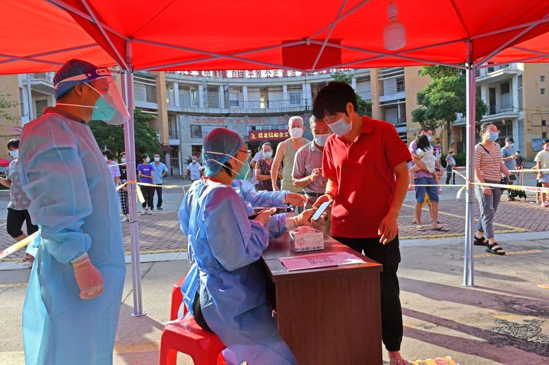 &copy; Reuters. Residentes se registran para realizarse tests de ácido nucleico en Quanzhou, China, 13 septiembre 2021.
China Daily vía REUTERS 