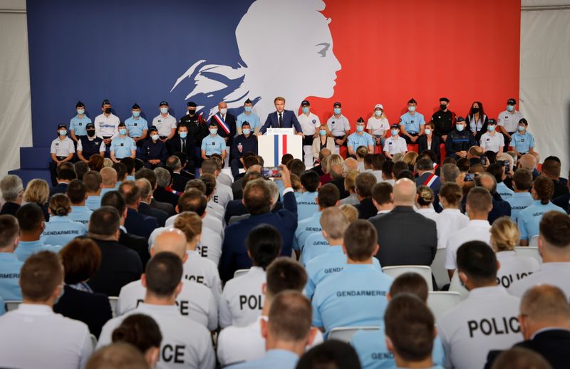 &copy; Reuters. Le président Emmanuel Macron a annoncé mardi une loi de programmation pour les sécurités intérieures, dont le but est "de penser la police et la gendarmerie de 2030", dans le cadre d'un vaste plan de modernisation des forces de l'ordre. /Photo prise 