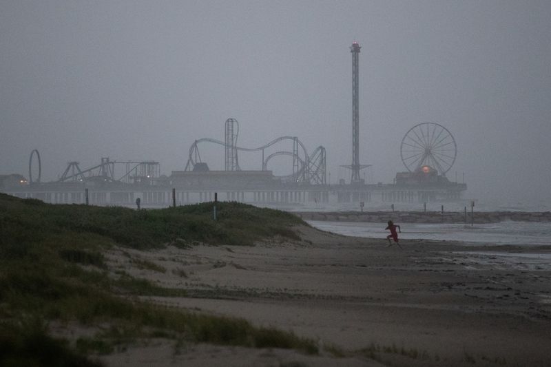 &copy; Reuters. FILE PHOTO: A child plays along the shoreline ahead of the arrival of Tropical Storm Nicholas in Galveston, Texas, U.S., September 13, 2021. REUTERS/Adrees Latif