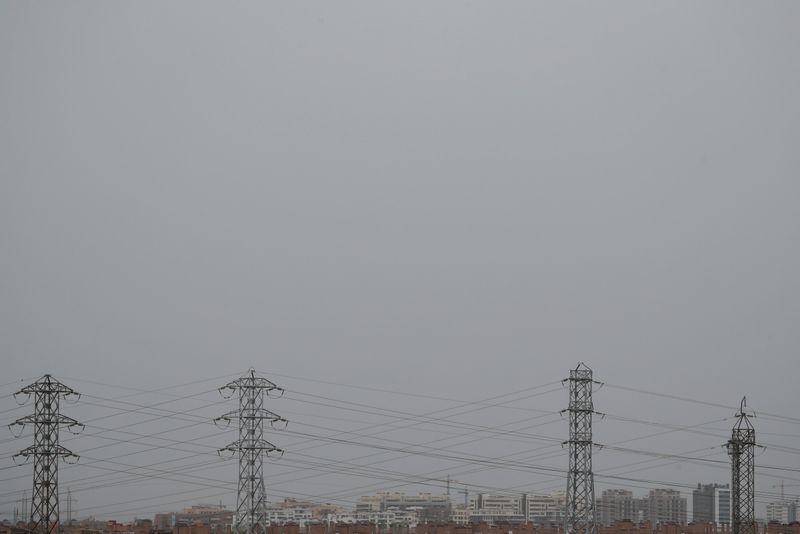 &copy; Reuters. FOTO DE ARCHIVO: Torres de alta tensión en las afueras de Madrid