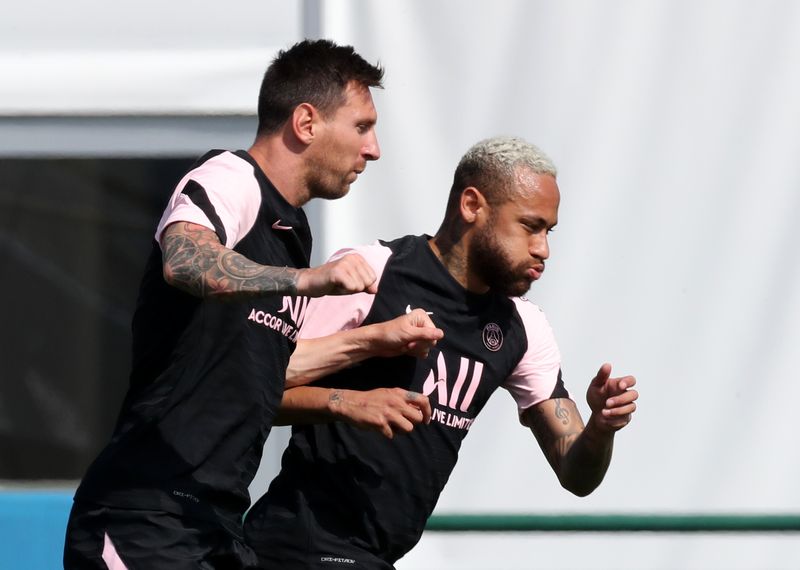 &copy; Reuters. Lionel Messi e Neymar durante treino do Paris St Germain
13/08/2021 REUTERS/Pascal Rossignol