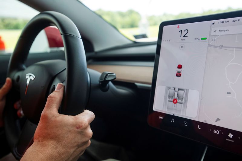 &copy; Reuters. FILE PHOTO: Joe Young, media relations associate for the Insurance Institute for Highway Safety (IIHS), demonstrates a front crash prevention test on a 2018 Tesla Model 3 at the IIHS-HLDI Vehicle Research Center in Ruckersville, Virginia, U.S., July 22, 2