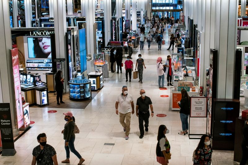 &copy; Reuters. IMAGEN DE ARCHIVO. Personas visitan la tienda insigne de Macy's en la Ciudad de Nueva York, Nueva York, EEUU, Mayo 20, 2021.  REUTERS/Eduardo Munoz