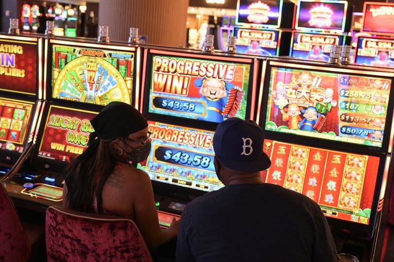 &copy; Reuters. FILE PHOTO: Dana Jackson and Kendall Morris gamble at Circa Resort and casino on Memorial Day in Las Vegas, Nevada, U.S., May 31, 2021.  REUTERS/Bridget Bennett