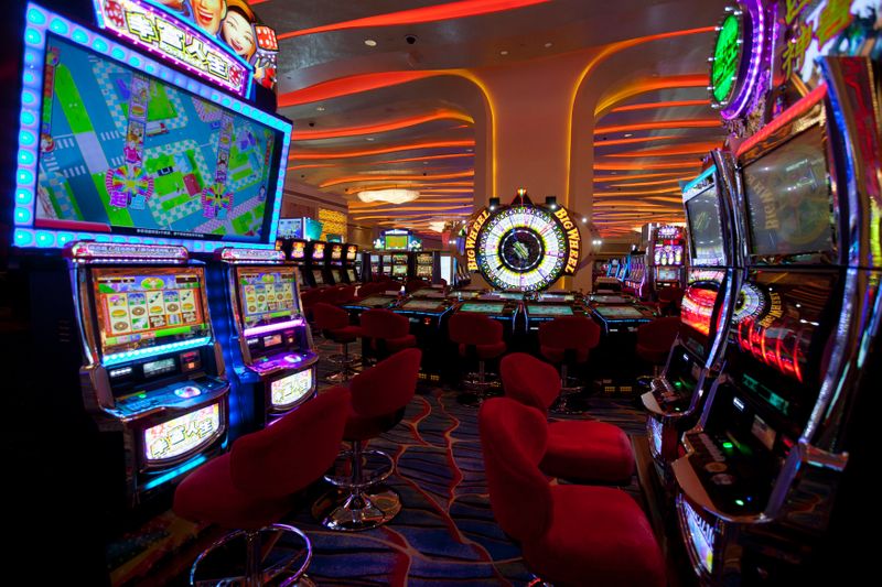 © Reuters. FILE PHOTO: Gaming machines are seen inside a casino on the opening day of Sheraton Macao hotel at Sands Cotai Central in Macau September 20, 2012. REUTERS/Tyrone Siu 