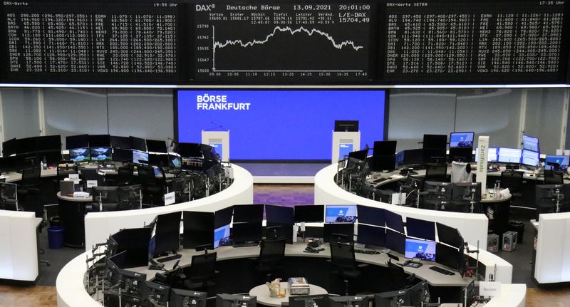 &copy; Reuters. متعاملون أثناء التداول في بورصة فرانكفورت الألمانية يوم 13 سبتمبر أيلول 2021. تصوير: رويترز.