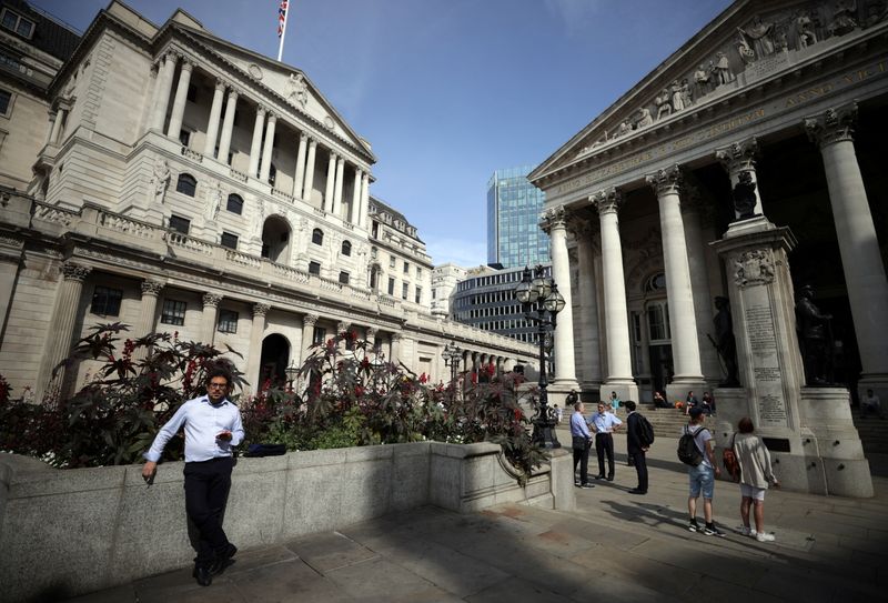 © Reuters. A person stands outside the Bank of England in London, Britain, September 13, 2021. REUTERS/Hannah McKay