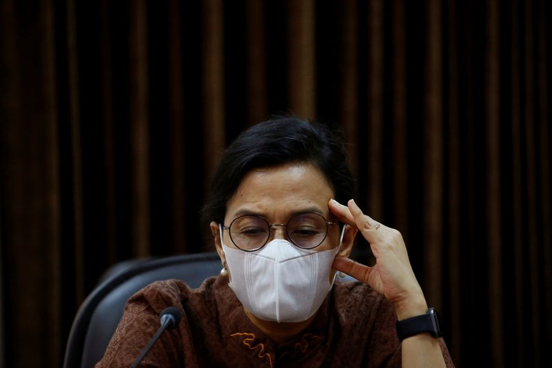 &copy; Reuters. インドネシアのスリ財務相（写真）は、インドネシアがＧ２０の次期議長国として、パンデミック（世界的大流行）からの均衡の取れた世界的な景気回復の促進に努めると述べた。昨年１１