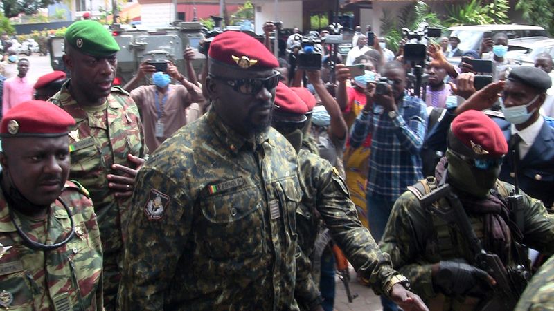 &copy; Reuters. Comandante das forças especiais da Guiné, Mamady Doumbouya, que depôs o presidente Alpha Conde, em Conacri
10/09/2021
REUTERS/Saliou Samb