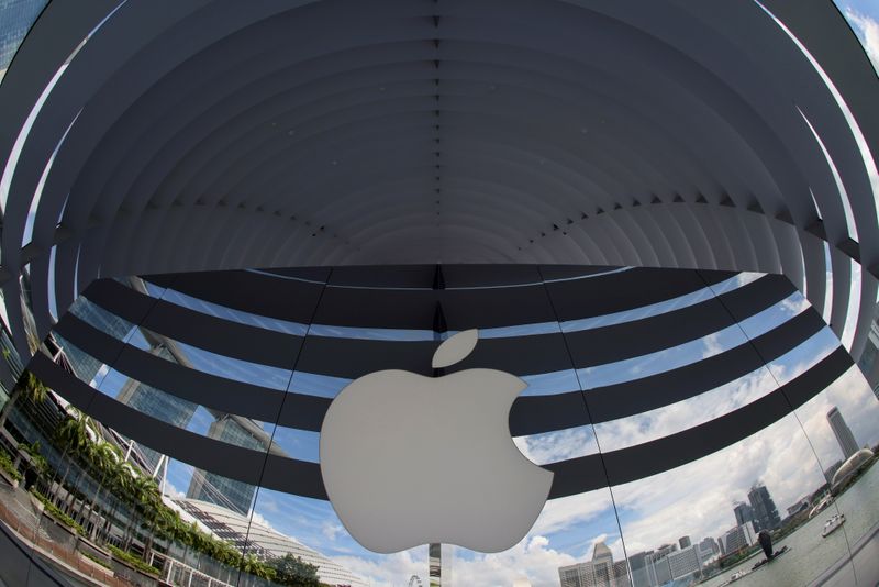 &copy; Reuters. Logotipo da Apple em frente a loja da marca. 8/9/2020. REUTERS/Edgar Su