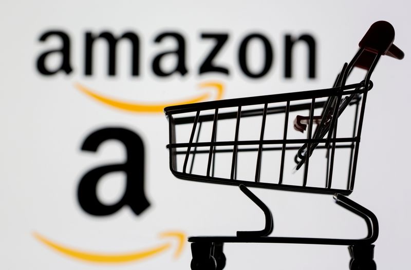 &copy; Reuters. FILE PHOTO: Small toy shopping cart is seen in front of displayed Amazon logo in this illustration, taken July 30, 2021. REUTERS/Dado Ruvic/Illustration/File Photo