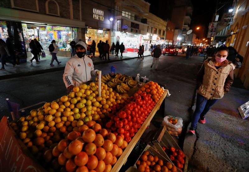 &copy; Reuters. FILE PHOTO: A fruit seller looks on as he waits for customers outside a market in Salta, Argentina August 11, 2021. REUTERS/Agustin Marcarian