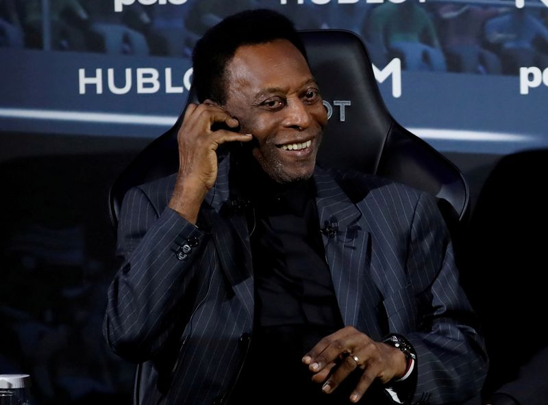 &copy; Reuters. FOTO DE ARCHIVO: La leyenda del fútbol brasileño Pelé en París, 2 de abril de 2019. REUTERS/Christian Hartmann