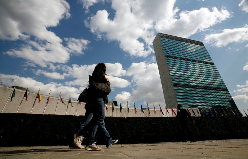 &copy; Reuters. FOTO DE ARCHIVO: Turistas pasan frente a la Sede de las Naciones Unidas en Nueva York, 24 de marzo de 2008. REUTERS/Mike Segar